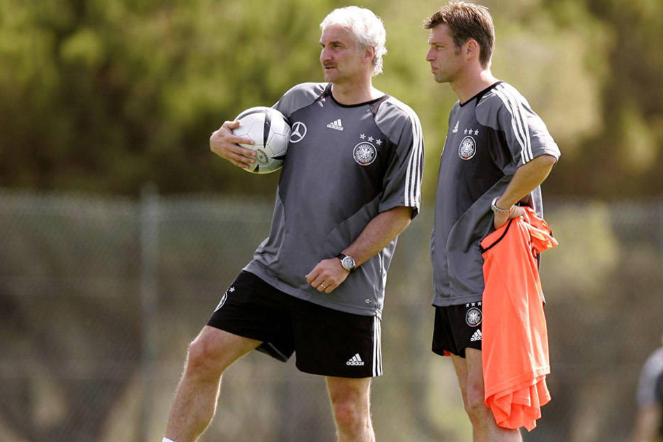 Zwölf Jahre nach Kaiser Franz feierte Rudi Völler (l.) als Teamchef beim DFB Erfolge. Er wurde Vizeweltmeister. Cheftrainer an seiner Seite war Michael Skibbe.