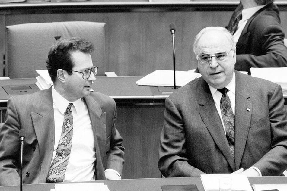 Außenminister Klaus Kinkel (FDP) und Kanzler Helmut Kohl (CDU) "erduldeten" die Rede.