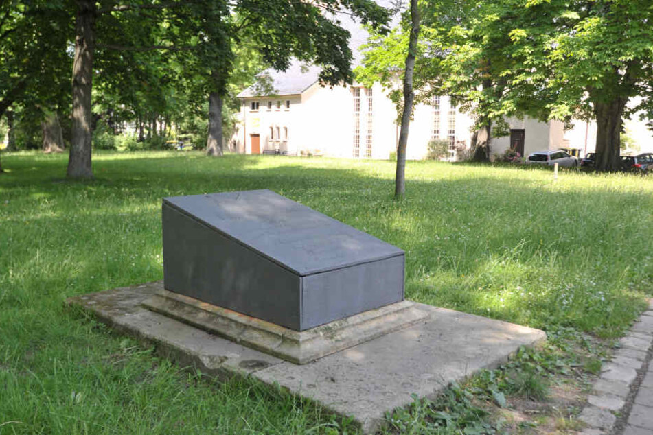 Monatelang war das Grab Christian Gottfried Beckers im Park der Opfer des Faschismus beschmiert. Jetzt hat die Stadt reagiert.