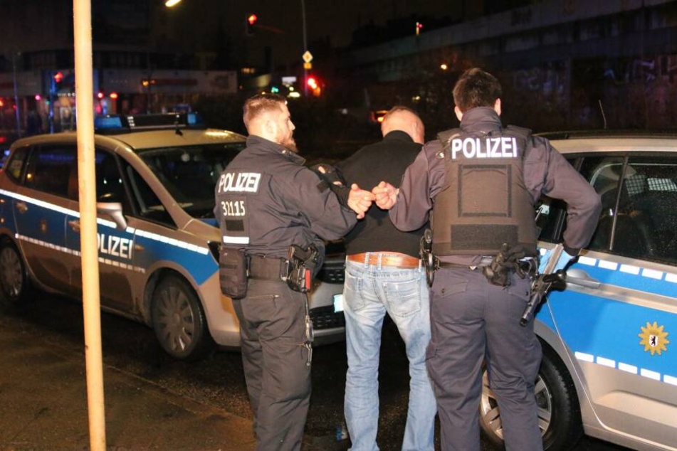 Die Polizei ließ den zwischenzeitlich festgenommenen Mann nach der Tatort-Aufnahme wieder frei.