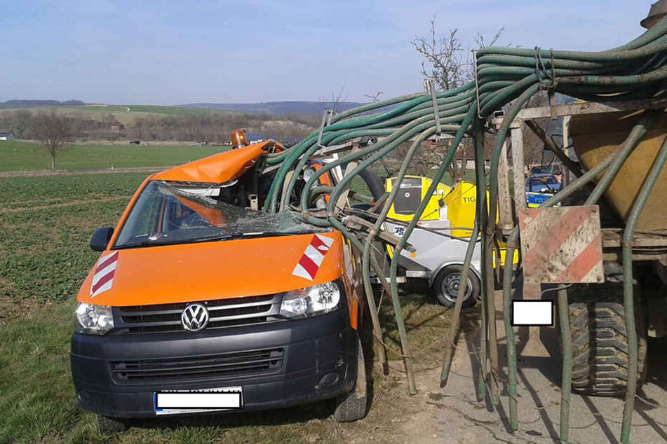 Mit dem linken Gülleverteiler krachte der Trecker in den Bulli.