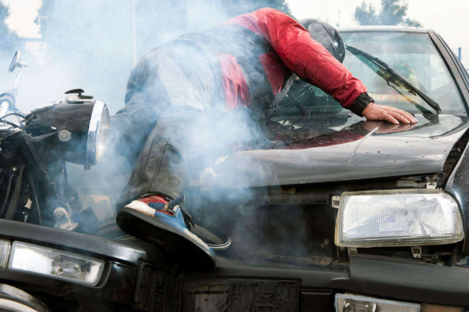 Trotz einer Vollbremsung konnte der 58-jährige Autofahrer den Crash nicht verhindern. (Symbolbild)