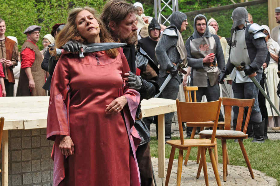 Julian Wartenberg (mit Schwert) in der Hauptrolle des jungen König Artus.