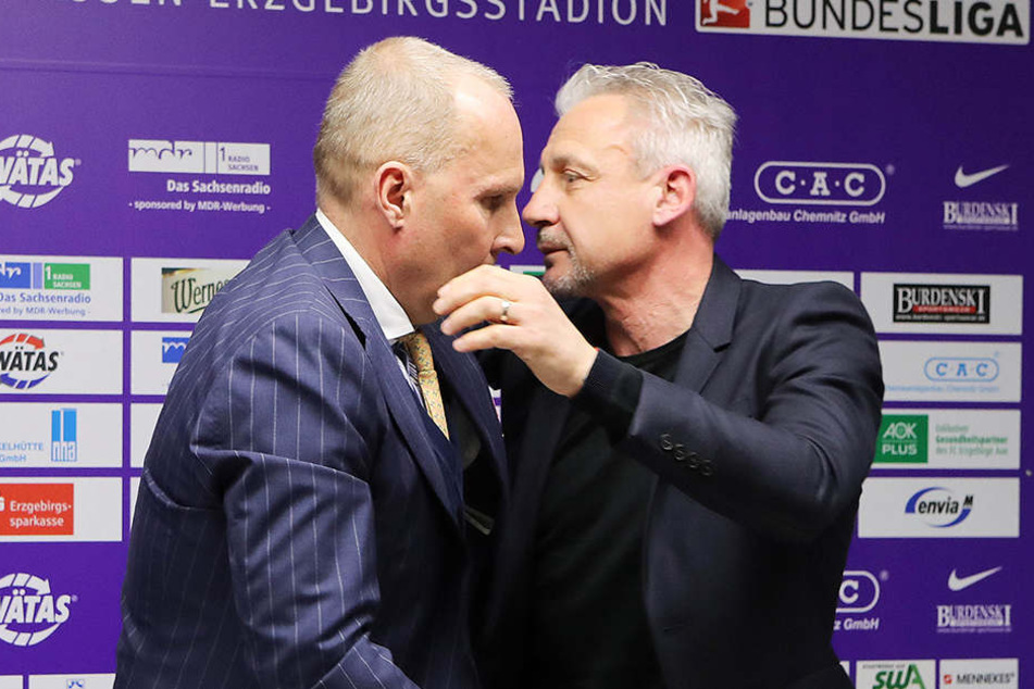 Emotionen bei der PK: Helge Leonhardt verabschiedet Pavel Dotchev.