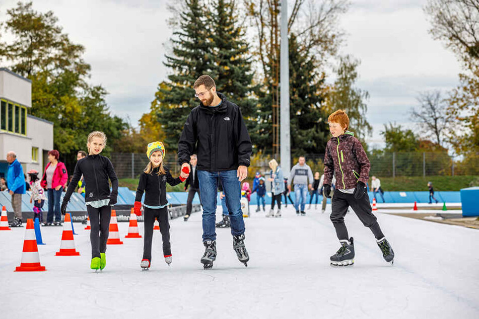 Papa Peter (34) nutzte Samstag die Gelegenheit und ging mit seinen Kindern Lils (11,re.), Lotta (8,l.) und Fine (5) Eislaufen.