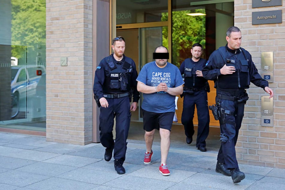 Ein georgischer Tatverdächtiger wird nach der Haftrichtervorführung in die U-Haft gebracht.