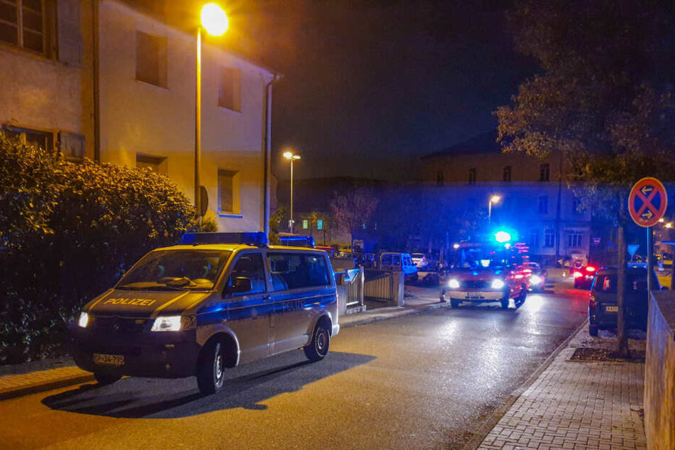 Einsatzkräfte der Polizei und Feuerwehr vor Ort.