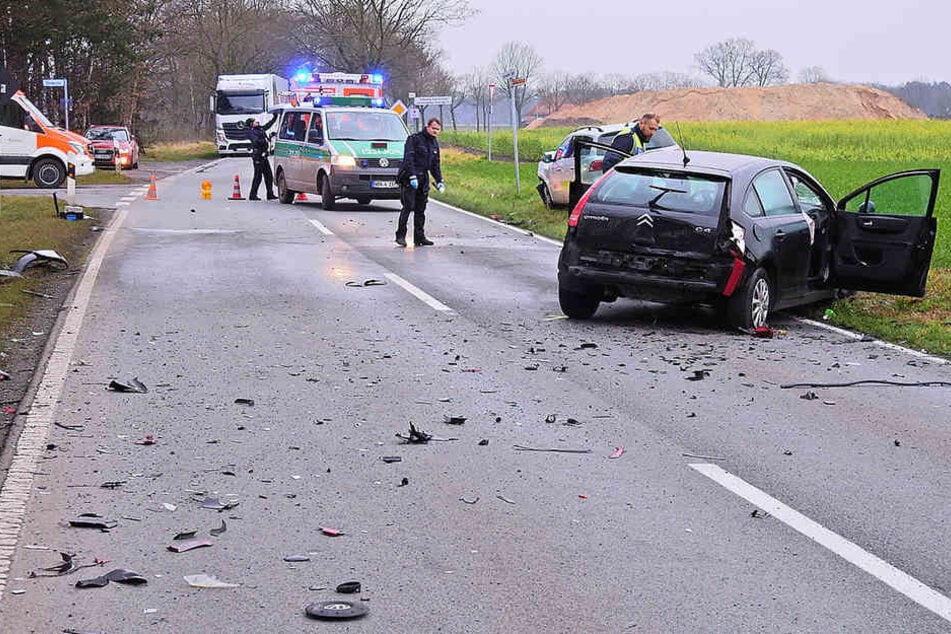 Bei dem Massencrash hat sich eine Frau schwer verletzt.