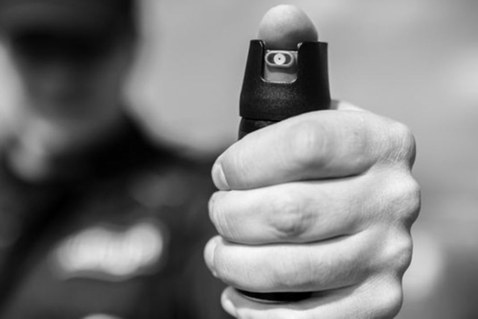 Erst bremste er ihn aus, dann sprühte der Täter ihm Pfefferspray ins Gesicht. (Foto: 123RF)