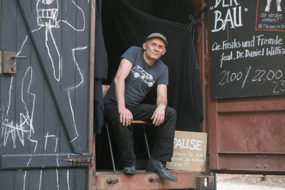 Der Künstler Heiki Ikkola ist die gute Seele des Schaubudensommers.