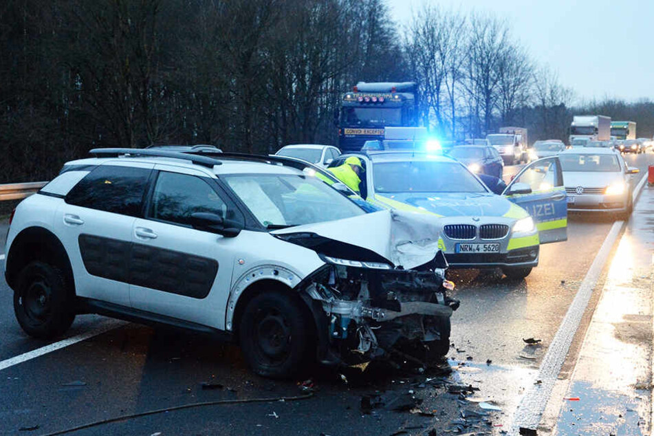 Der gesamte Schnauze des Citroën wurde eingedrückt.