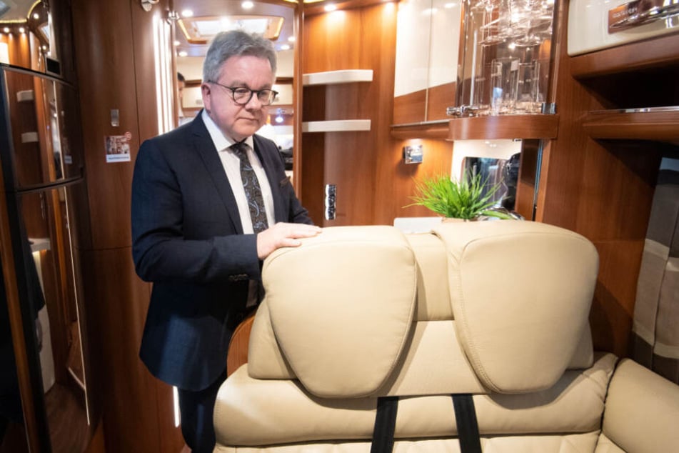 Guido Wolf (CDU) steht beim Eröffnungsrundgang der CMT in einem Reisemobil.