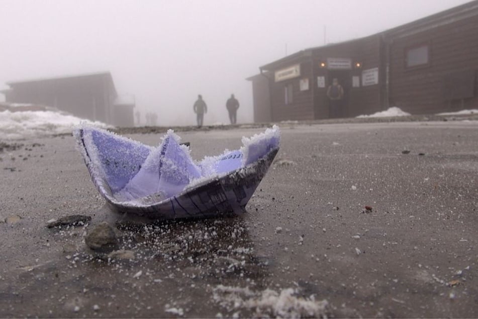 Bei Temperaturen von gefühlt bis zu Minus 15 Grad friert sogar ein Papierschiff ein.