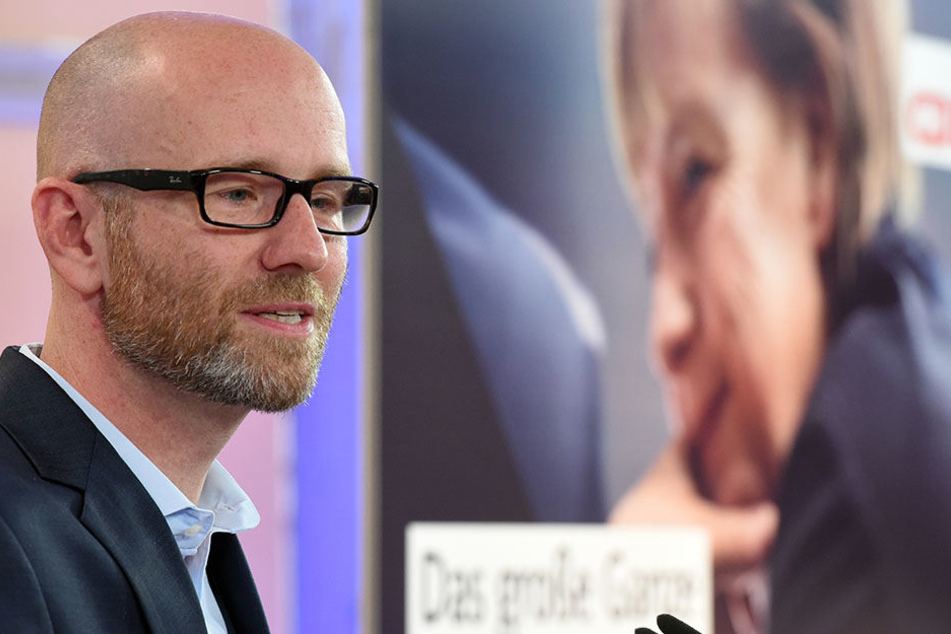 CDU Generalsekretär Peter Tauber vor einem Plakat von Bundeskanzlerin Angela Merkel.