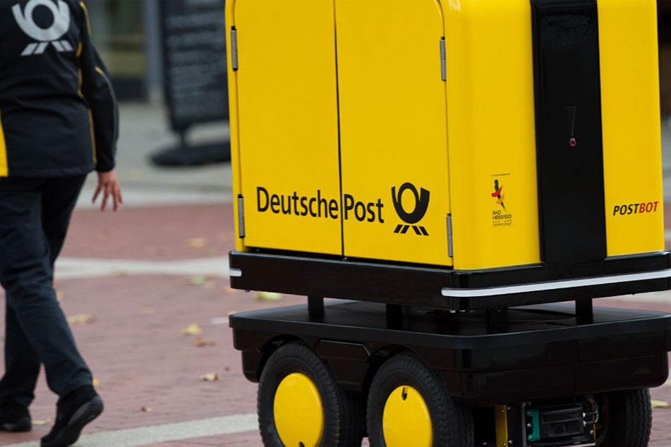 Der Postbot trägt schwere Lasten und folgt dem Zusteller auf Schritt und Tritt.