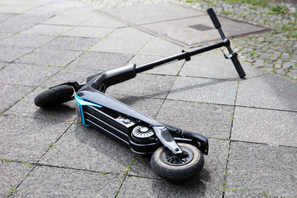 Ein E-Scooter liegt nach einem Unfall auf dem Boden.