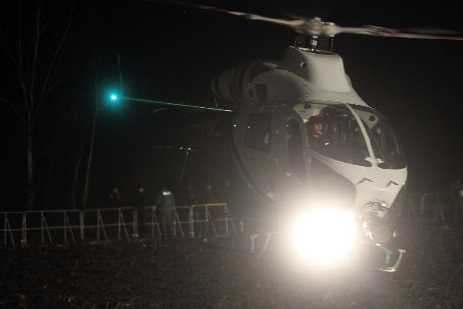 Auch ein Hubschrauber kam bei der nächtlichen Suchaktion zum Einsatz (Symbolbild).