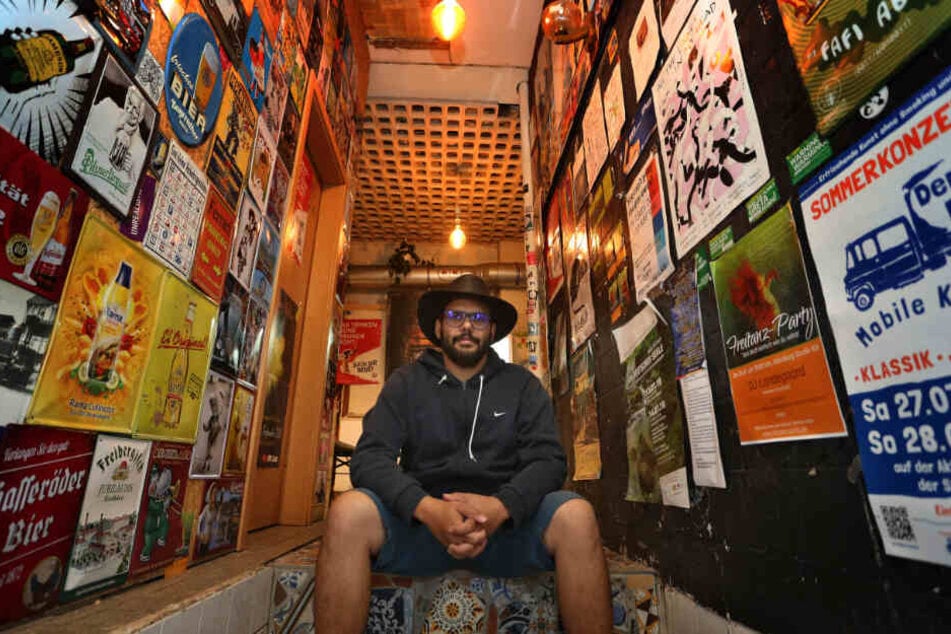 Anis Ben Hamouda, Geschäftsführer des Kiosks sitzt im Eingangsbereich seines Spätis.