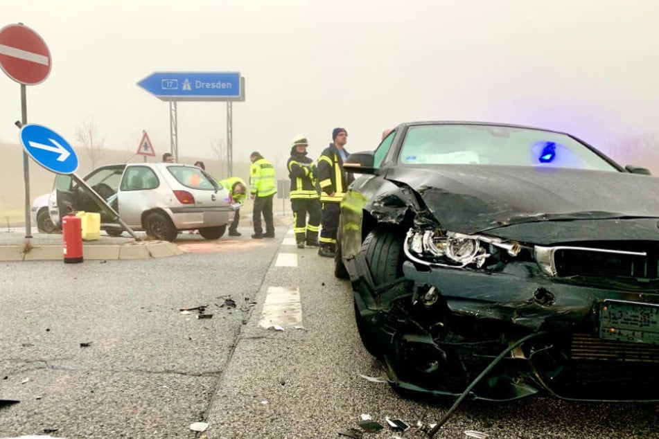 Der BMW wurde durch den Zusammenstoß arg in Mitleidenschaft gezogen.