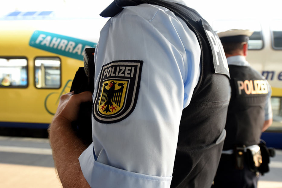 Die Bundespolizisten überprüften die Personalien des Mannes und stießen auf zwei Suchmeldungen aus Brandenburg und Nordrhein-Westfalen (Symbolbild).