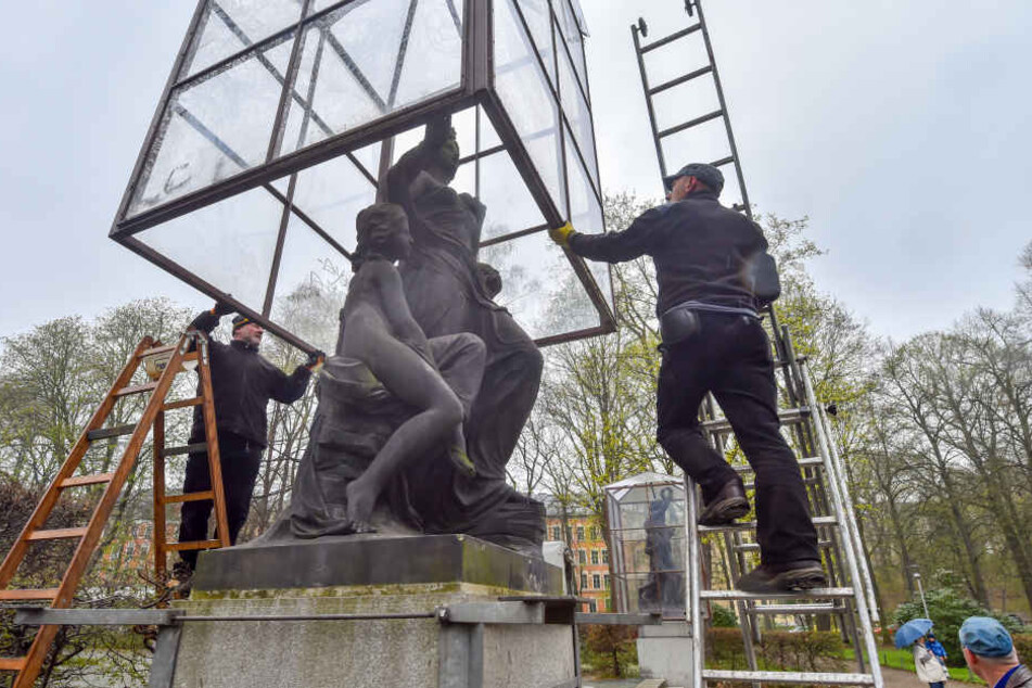 Damit die Sandsteinfiguren nicht beschädigt werden, sicherten zwei
Mitarbeiter des Grünflächenamtes die gläserne Haube.