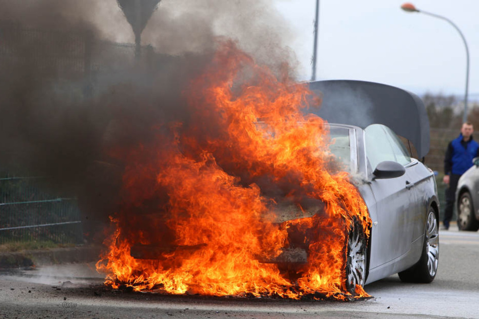 Der BMW fing während der Fahrt Feuer.