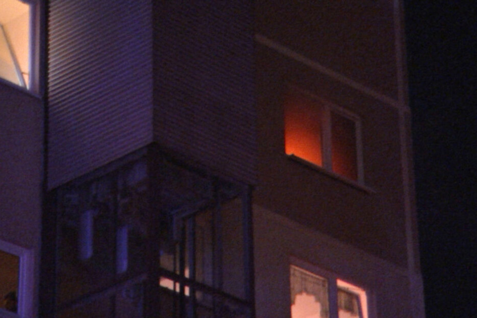 Von außerhalb waren die Flammen in der Plattenbau-Wohnung deutlich zu sehen.