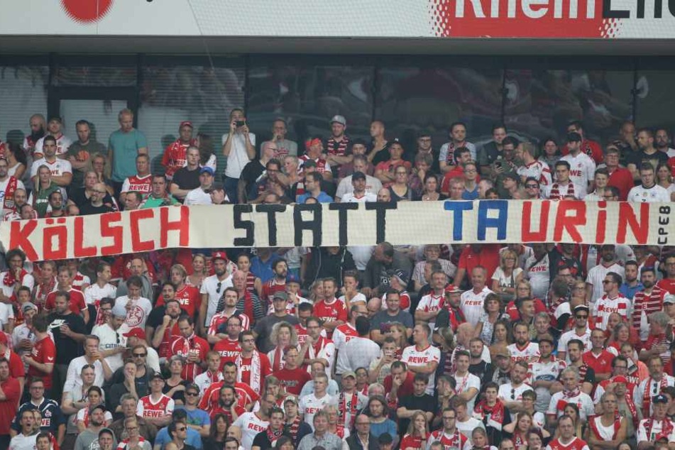 Schon beim Hinspiel in Köln äußerten viele Fangruppen mit Transparenten ihren Unmut über RB.