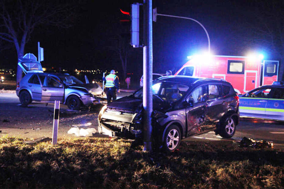 Drei Personen wurden bei dem heftigen Zusammenprall schwer verletzt.