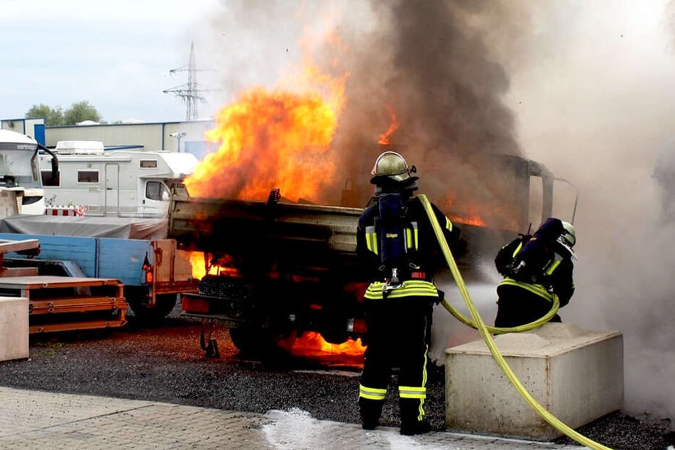 Feuerwehrleute brachten die Flammen unter Kontrolle.