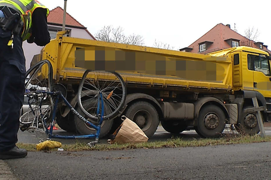 Nach ersten Informationen erfasste der Kipplaster die Radfahrerin beim Einbiegen in die Kommandant-Prendel-Allee.