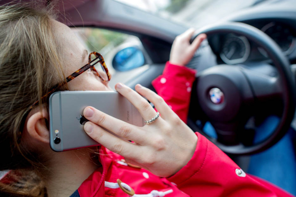 Das Handy sollte beim Autofahren ausgeschaltet bleiben.