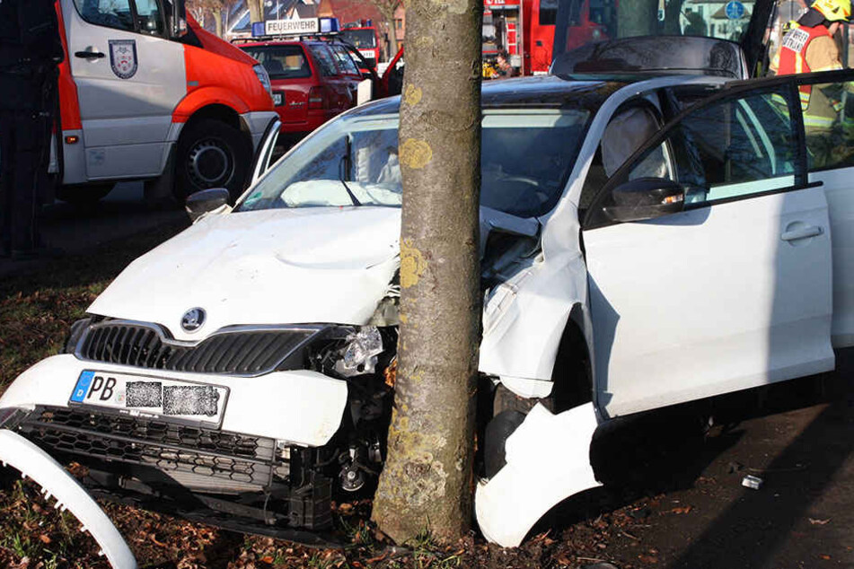 Der Skoda der 18-jährigen Fahrerin ist nur noch Schrott.