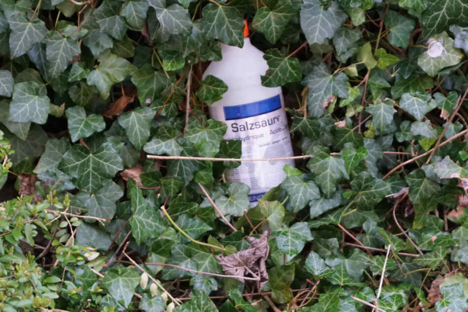 Der Angreifer versteckte das Säurefläschchen in einer Hecke.