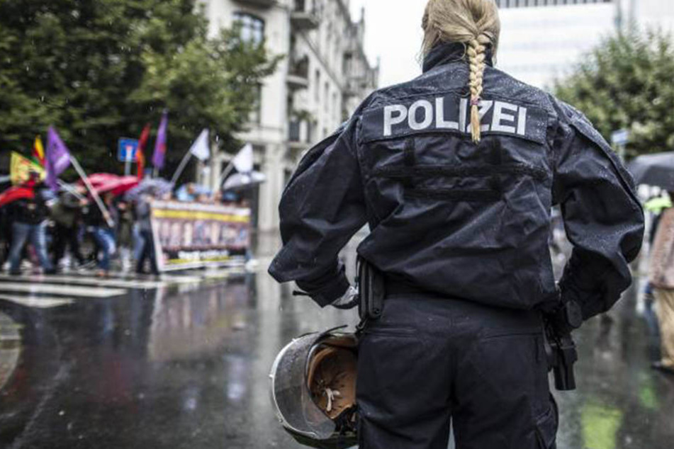Die Bewerbung der Dortmunderin wurde aufgrund ihrer Silikonbrüste abgelehnt. Nun darf sie erneut um den Job kämpfen. (Symbolbild).