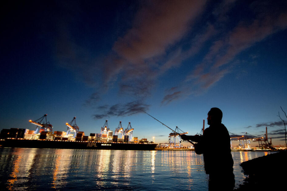 Auch am Hamburger Hafen gibt es Angler. Sie müssen ebenso aufpassen.