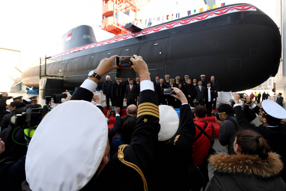 Die "Invincible", das neue U-Boot vom Typ 218SG für die Republik Singapur, steht auf dem Werftgelände von ThyssenKrupp Marine Systems.