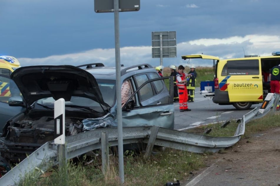 Die Unfallfahrzeuge wurden Dutzende Meter weitergeschleudert.