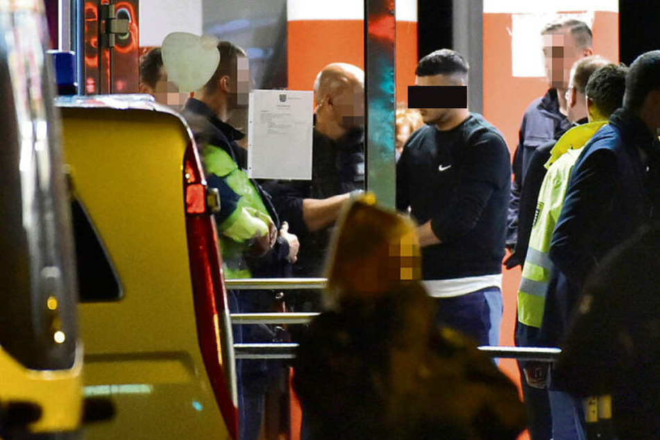 Während der Tatverdächtige Alaa S. (23, schwarzer Balken) den Sitzungssaal alias Dönerlokal "Alanya" verließ, grüßte er Freunde mit "Peace-Zeichen".