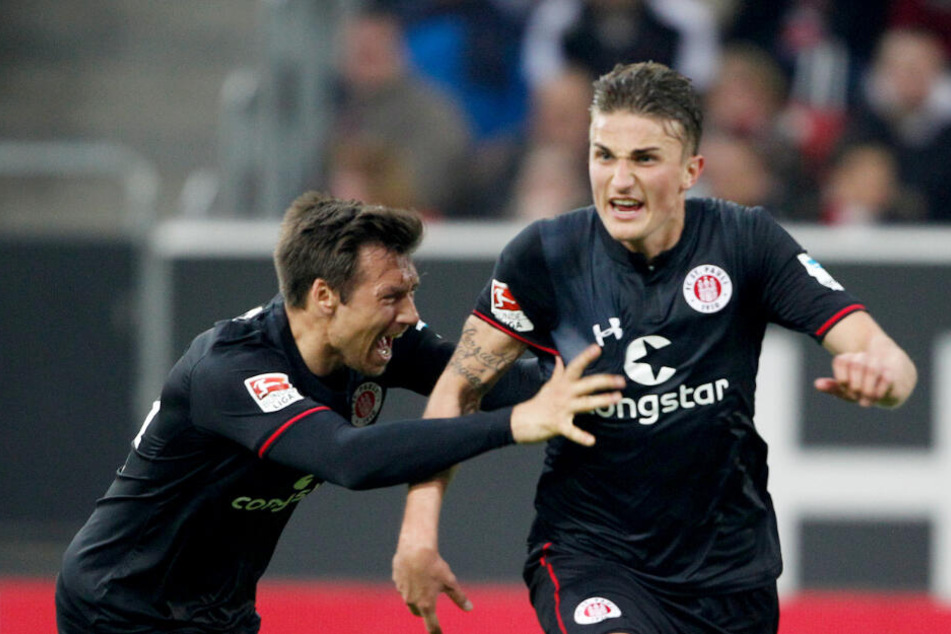 Philipp Ziereis (rechts) jubelt über seinen einzigen Treffer im Dress des FC St. Pauli.