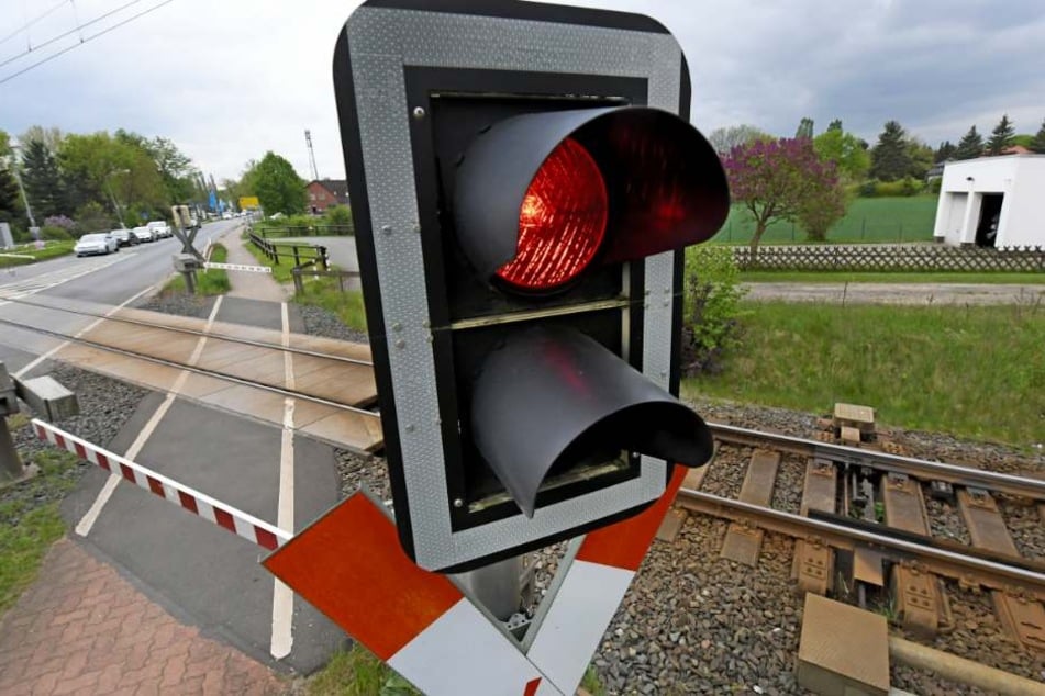 Der Rentner ist trotz geschlossener Bahnschranken über die Gleise gefahren. (Symbolbild)