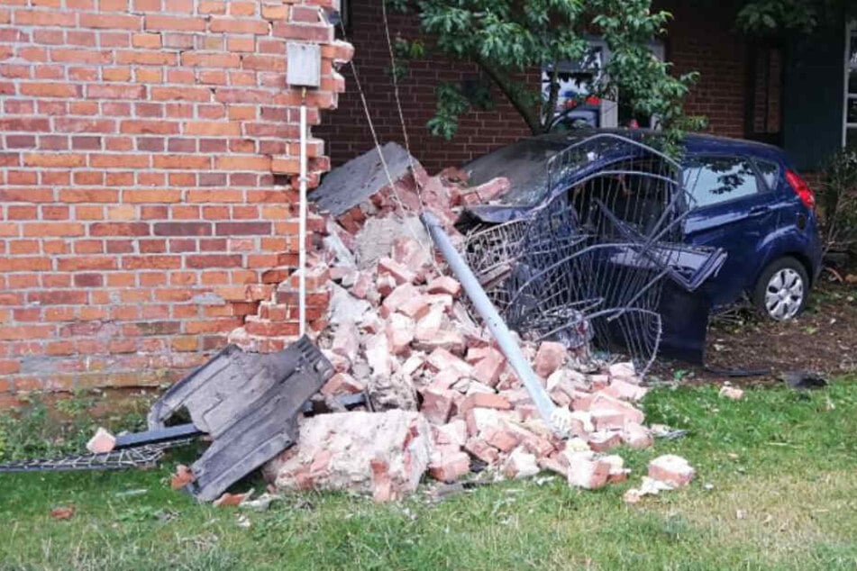 Bei dem Unfall stürzte die Hauswand auf das Auto.
