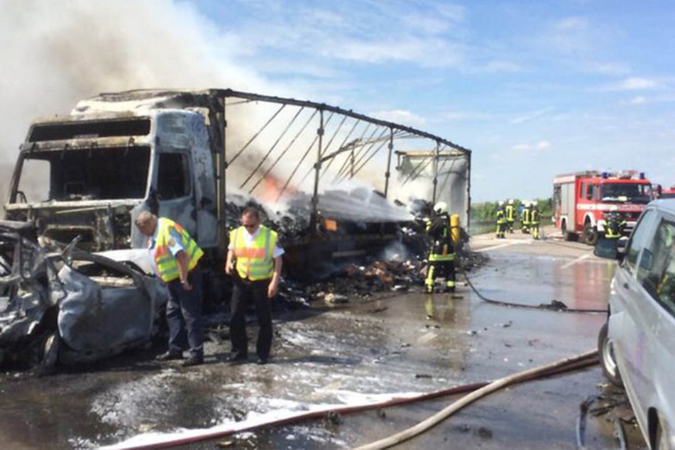 Der Lkw und ein Auto brannten am Mittwochnachmittag auf der A14 komplett aus.