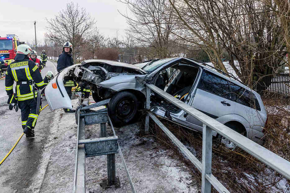 Das Auto drohte die Böschung hinabzustürzen.