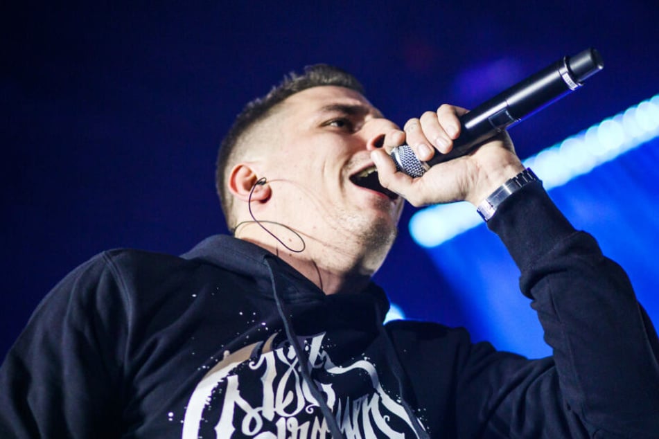 Gzuz rappt bei einem Konzert. (Archivbild)