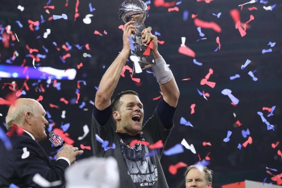 Mit der Trophäe in der Hand in die Ewigkeit: Star-Quarterback Tom Brady feiert den Titel.