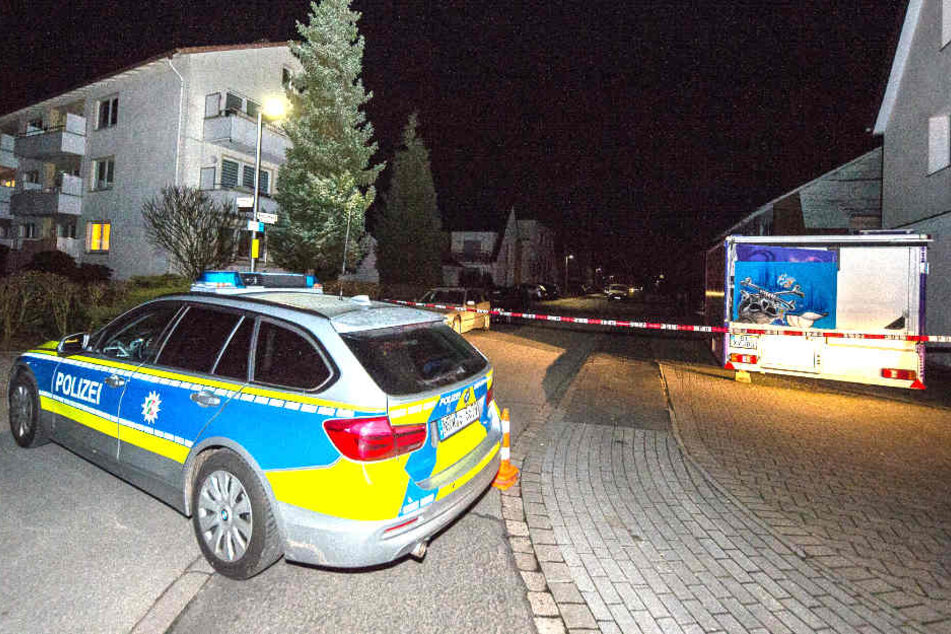 Die Polizei Bielefeld sperrte das Gebiet rund ums Mehrfamilienhaus im Veilchenweg ab.