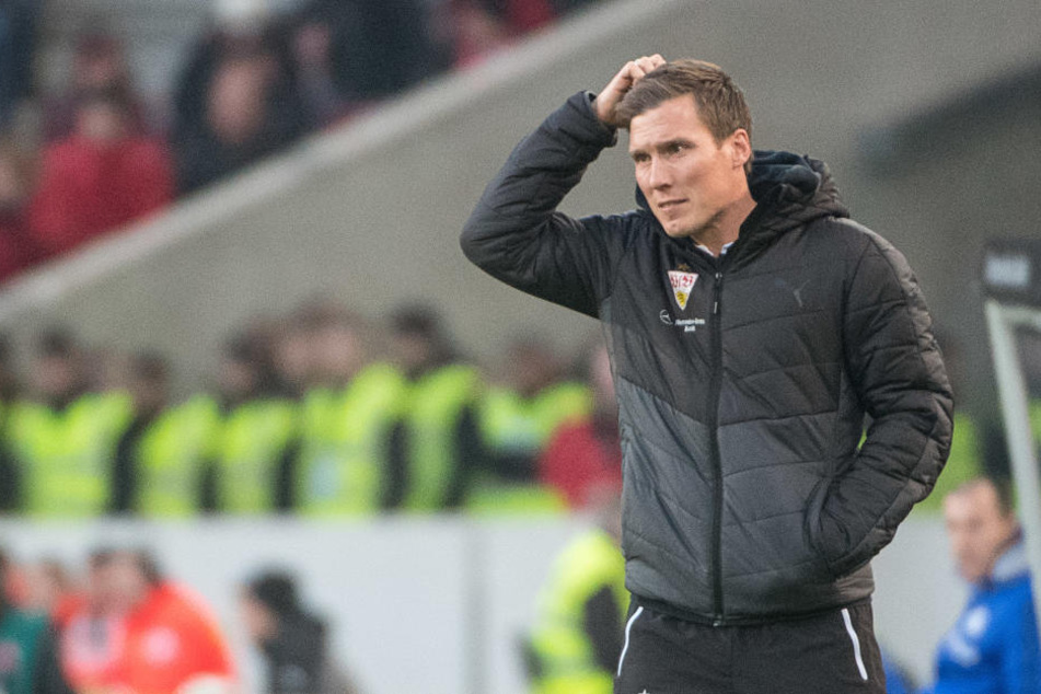 Stuttgarts Trainer Hannes Wolf beim letzten Spiel gegen Schalke am gestrigen Samstag. Da wusste er wohl noch nicht, dass es sein allerletztes beim VfB werden sollte. (Archivbild)