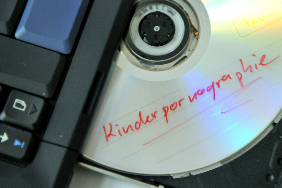 Mehrere tausend Kinderpornos entdeckten die Polizeibeamten beim dem Arzt. (Symbolbild)