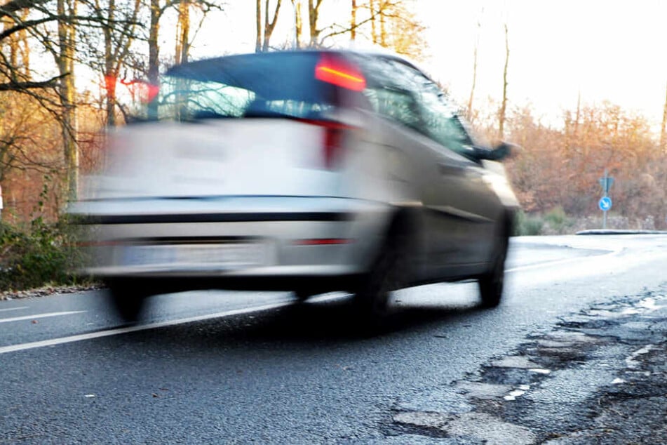 Wenn in voller Fahrt die Reifen zerstört werden, wird es sehr gefährlich. (Symbolbild)